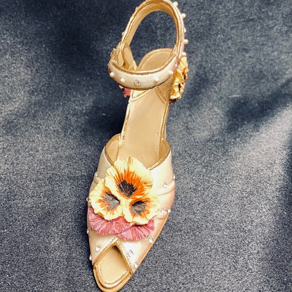 Beautiful NOSTALGIA Miniature High Heel Collectible - Picture 4 of 5